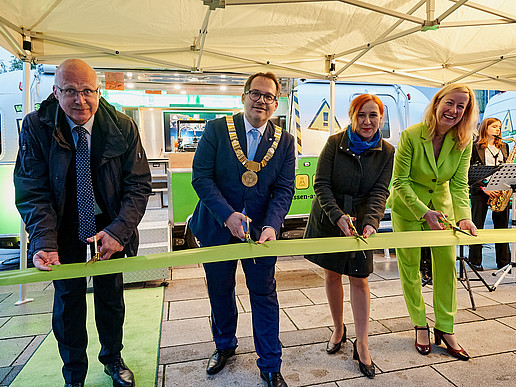 Professor Drossel, Professor Kratzsch, Professorin Keil und Franziska Schubert, MdL schneiden das grüne Band vor dem Anhänger durch.