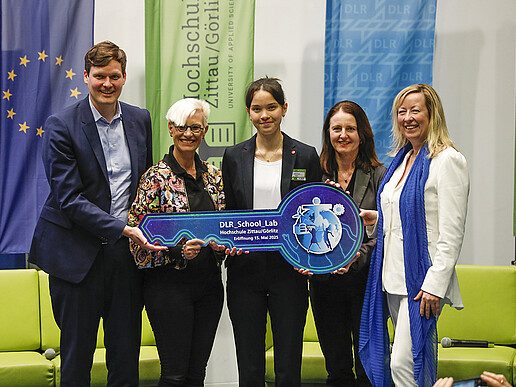 Conrad Clemens, Sächsisches Staatsministerium für Kultus (SMK), Prof. Dr.- Ing. Anke Kaysser-Pyzalla, Vorstandsvorsitzende des DLR, Helena Krüger, ehemalige Schülerin des Christian-Weise-Gymnasiums Zittau und Preisträgerin von Jugend forscht 2024, Prof. Dr. Heike Graßmann, Sächsisches Staatsministerium für Wissenschaft, Kultur und Tourismus (SMWK), Prof. Dr. Sophia Keil, Prorektorin Forschung, Transfer und Internationalisierung Hochschule Zittau/Görlitz.