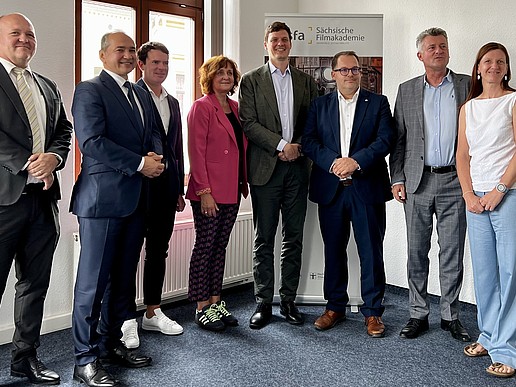 The shareholders of the Filmakademie Görlitz stand next to each other for the group photo.