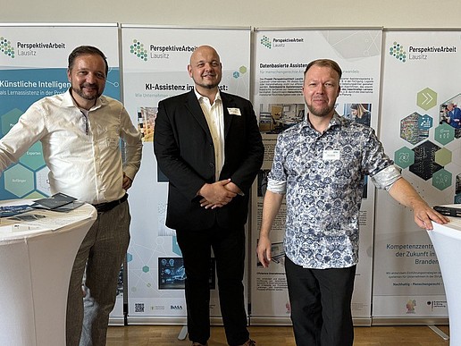 Tino Schmidt, Prof. Matthias Schmidt and David Sauer at the Oberlausitz Entrepreneurs' Forum. They are standing in front of roll-ups between two bar tables.