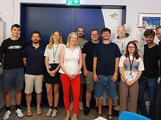 Gruppe von Menschen lächeln im DLR School Lab Berlin in die Kamera.