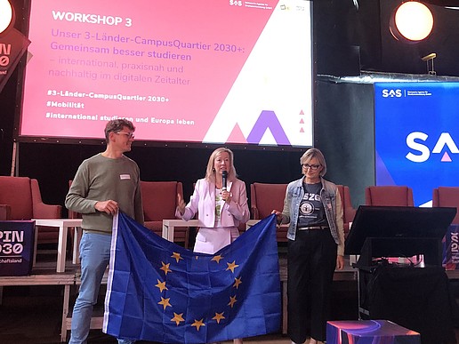 Sebastian Benad, Prof. Dr. Sophia Keil, Ewa Wieszczeczyńska with European flag in hand