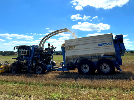 A prototype of a compact harvester for the extraction of chaff straw as a usable filler for plastics is in operation in a field.