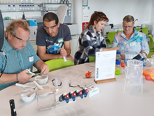 Lehrer und Studierende experimentieren im School Lab.