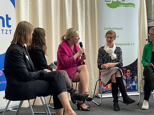 Im Halbkreis sitzen die Prorektorin in einer Podiumsdiskussion mit MINT-Vertreterinnen