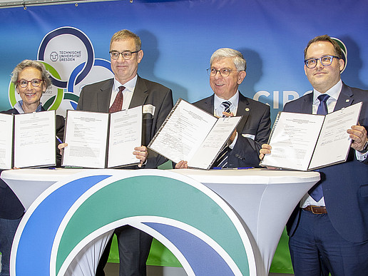 Prof. Ursula Staudinger, Rector of TU Dresden, Prof. Uwe Götze, Vice-Rector for Transfer and Continuing Education at TU Chemnitz, Prof. Klaus-Dieter Barbknecht, Rector of TU Bergakademie Freiberg and Prof. Alexander Kratzsch, Rector of Zittau/Görlitz University of Applied Sciences, hold up the signed cooperation agreements.