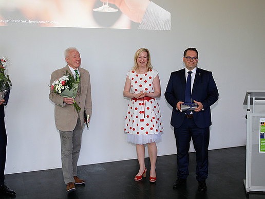 The Chairman of the Sponsors' Association, the Teacher of the Year Prof. Wolfgang Kästner, the Vice-Rector and the Rector stand in front of the audience.